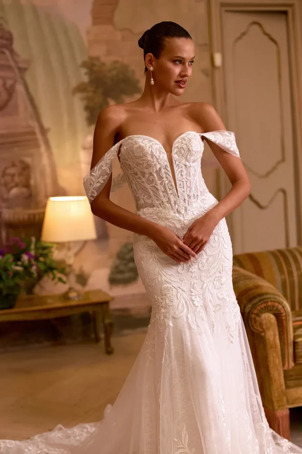 Bustier cœur plongeant et bretelles tombantes d'une robe de mariée sirène en tulle et dentelle
