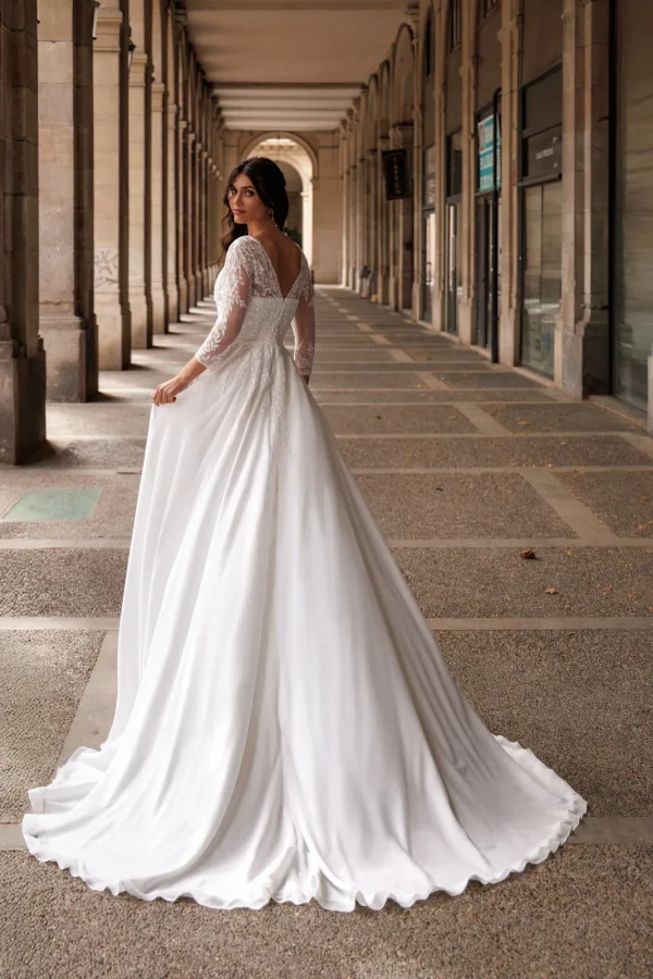 Dos en V et traîne d'une robe de mariée trapèze en mousseline