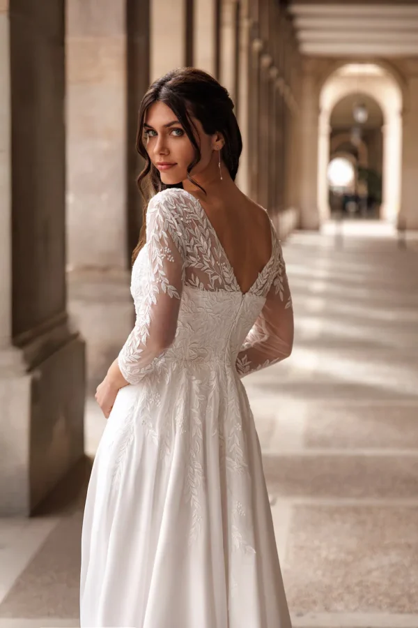 Dos en V et manches brodées de feuillage d'une robe de mariée trapèze