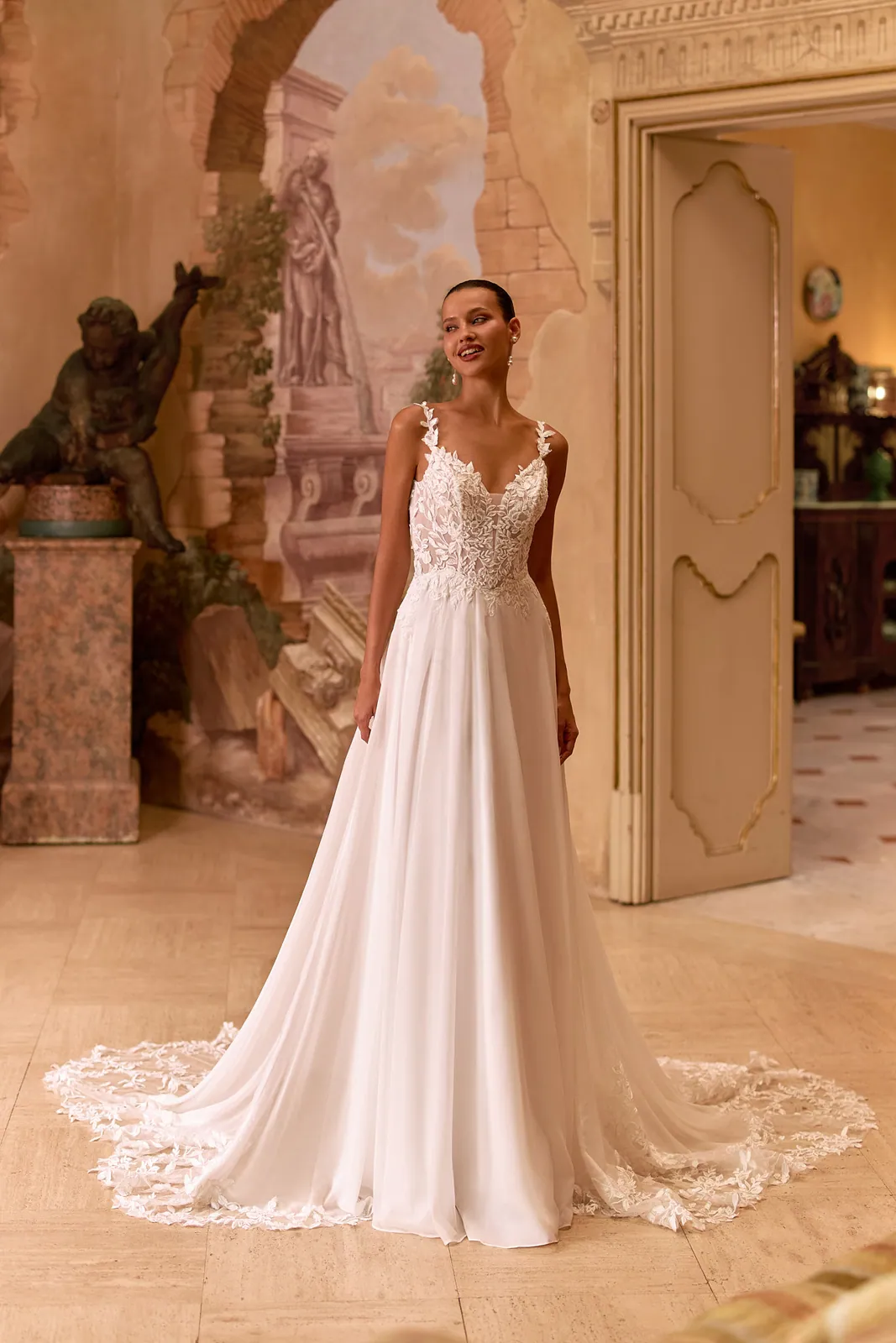 Robe de mariée trapèze en mousseline à bretelles en dentelle et traîne festonnée, EB0330 Ellebeline