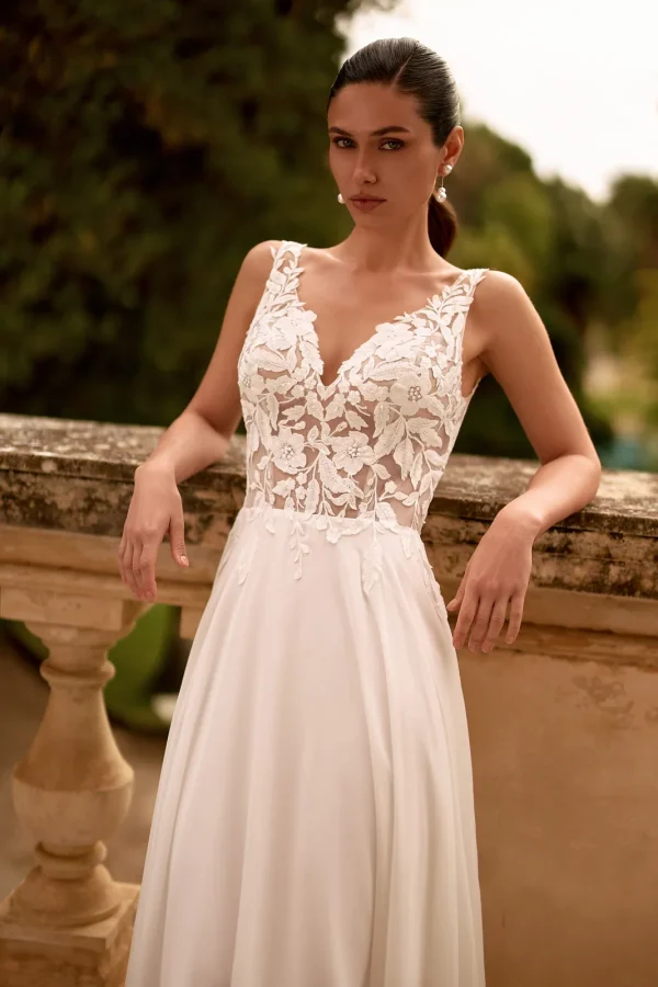 Corsage en dentelle à col en V d'une robe de mariée trapèze portée sans ses manches