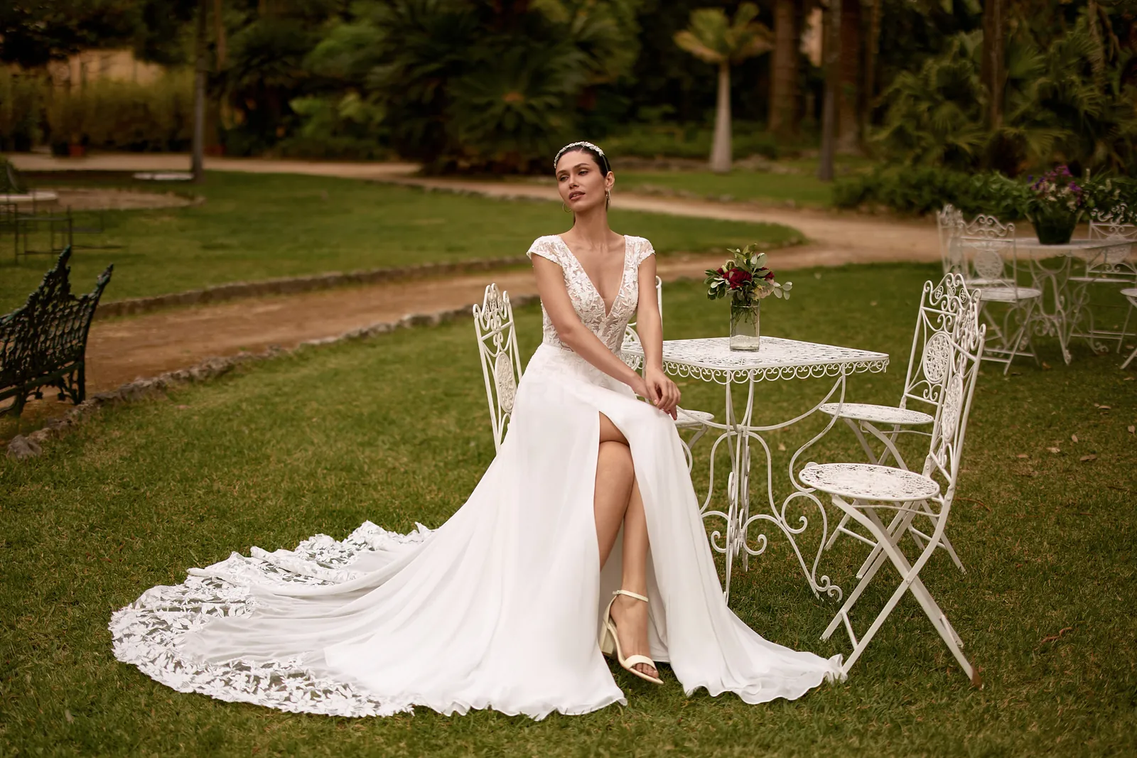 Robe de mariée fluide en mousseline avec fente, dentelle et traîne, décolleté en V – modèle EB0332 Ellebeline