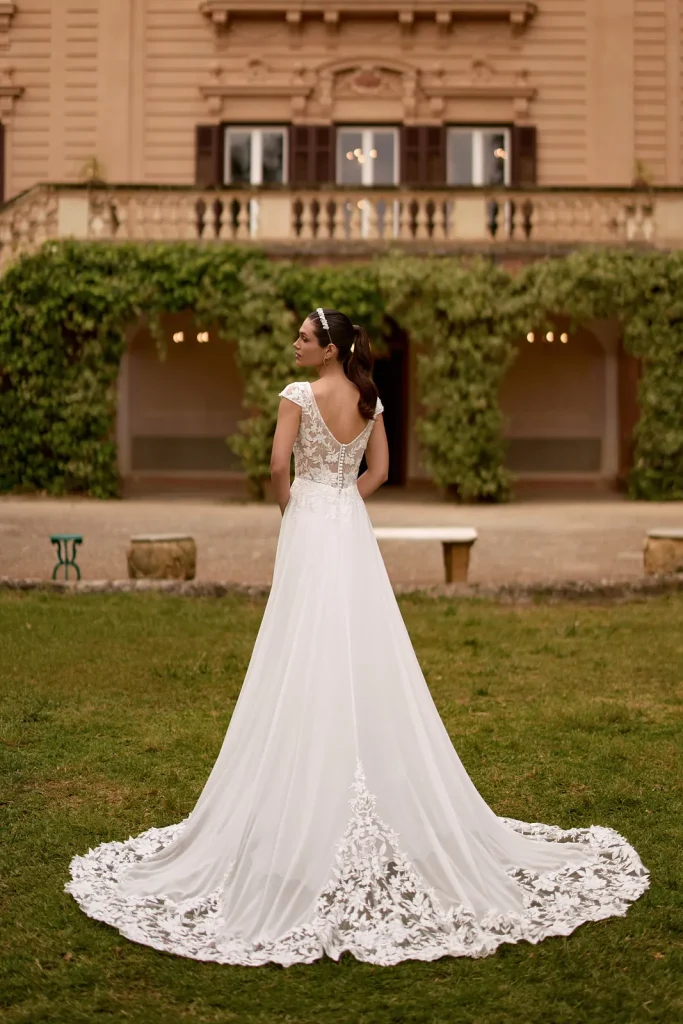 Dos en V et traîne en dentelle d'une robe de mariée trapèze en mousseline