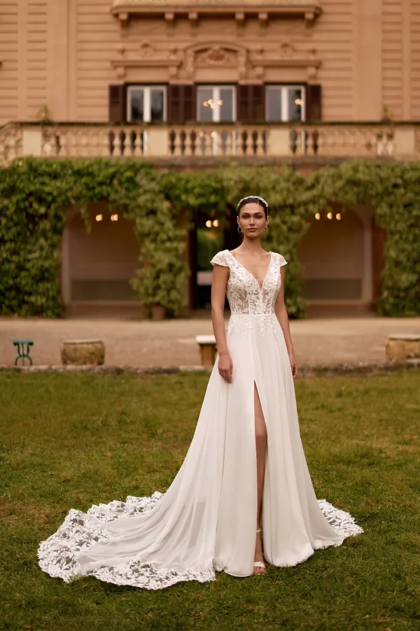 Robe de mariée trapèze en mousseline à mancherons en dentelle et jupe fendue, EB0332 Ellebeline