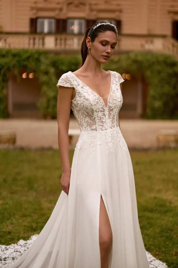 Décolleté en V plongeant et fente d'une robe de mariée trapèze en mousseline et dentelle