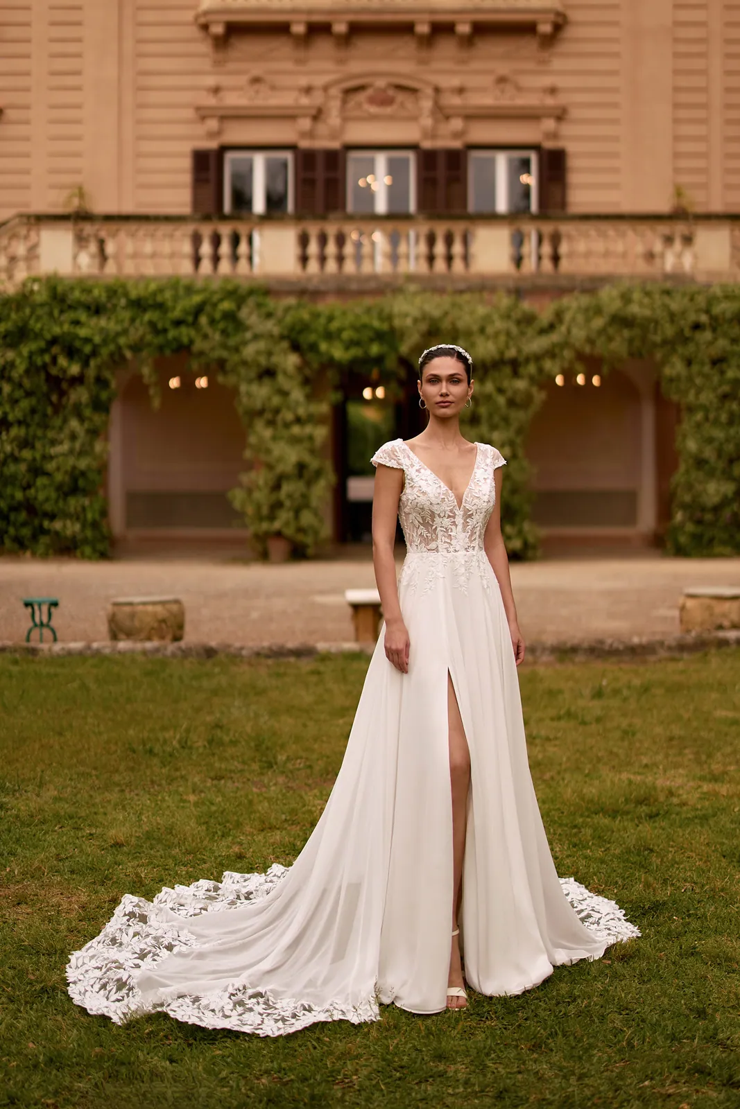 Robe de mariée trapèze en mousseline à mancherons en dentelle et jupe fendue, EB0332 Ellebeline