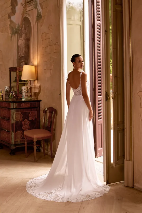Dos nu et traîne en dentelle d'une robe de mariée trapèze en mousseline