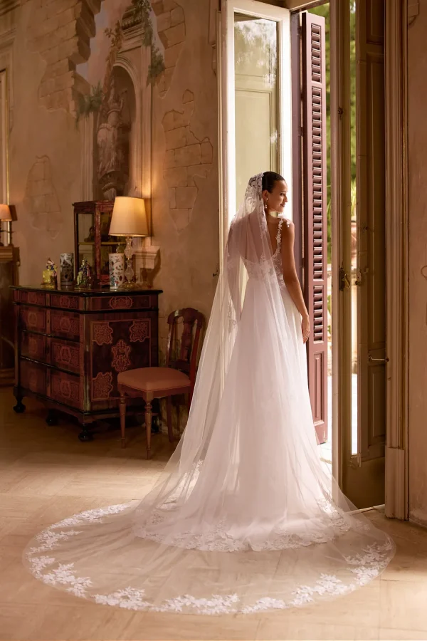 Voile long 007 bordé de dentelle sur une robe de mariée trapèze, vue de dos