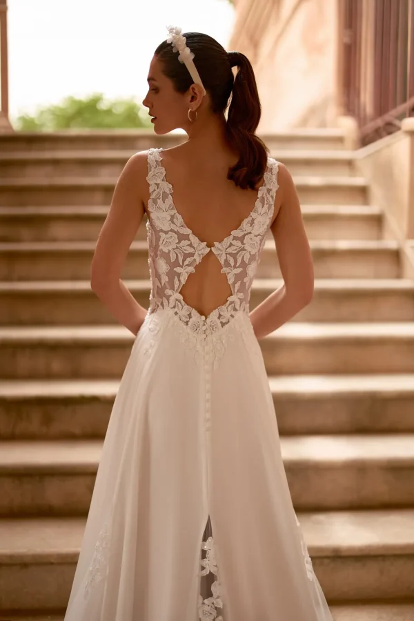 Dos en V découpé en goutte d'une robe de mariée trapèze en mousseline et dentelle