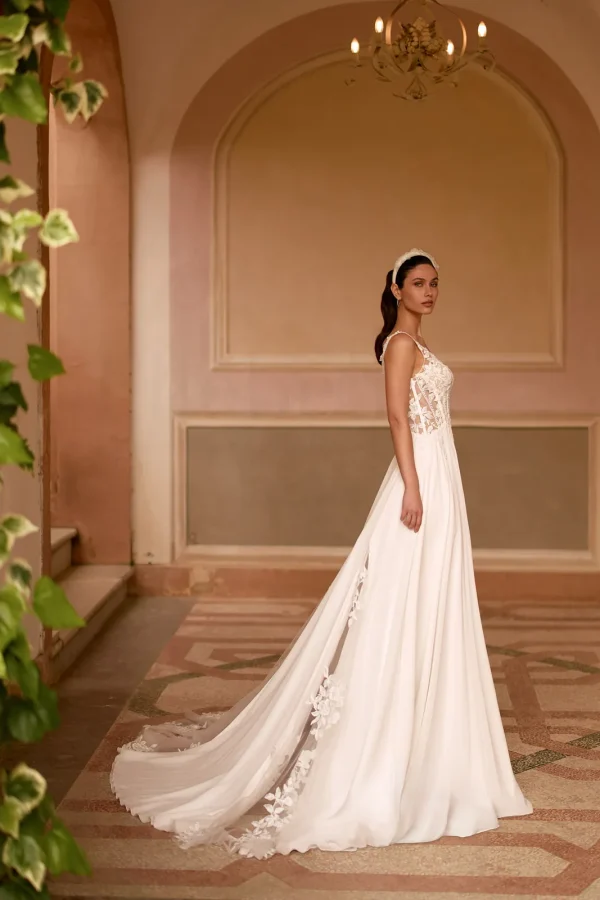 Robe de mariée trapèze en mousseline à corset en dentelle et traîne fleurie, EB0366 Ellebeline
