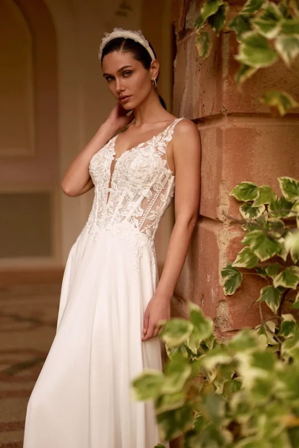 Corset transparent en dentelle et col en V plongeant d'une robe de mariée trapèze