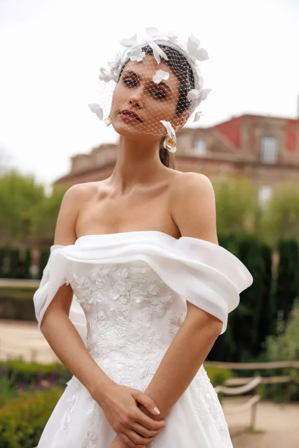 Col Bardot en organza et corsage en dentelle d'une robe de mariée trapèze
