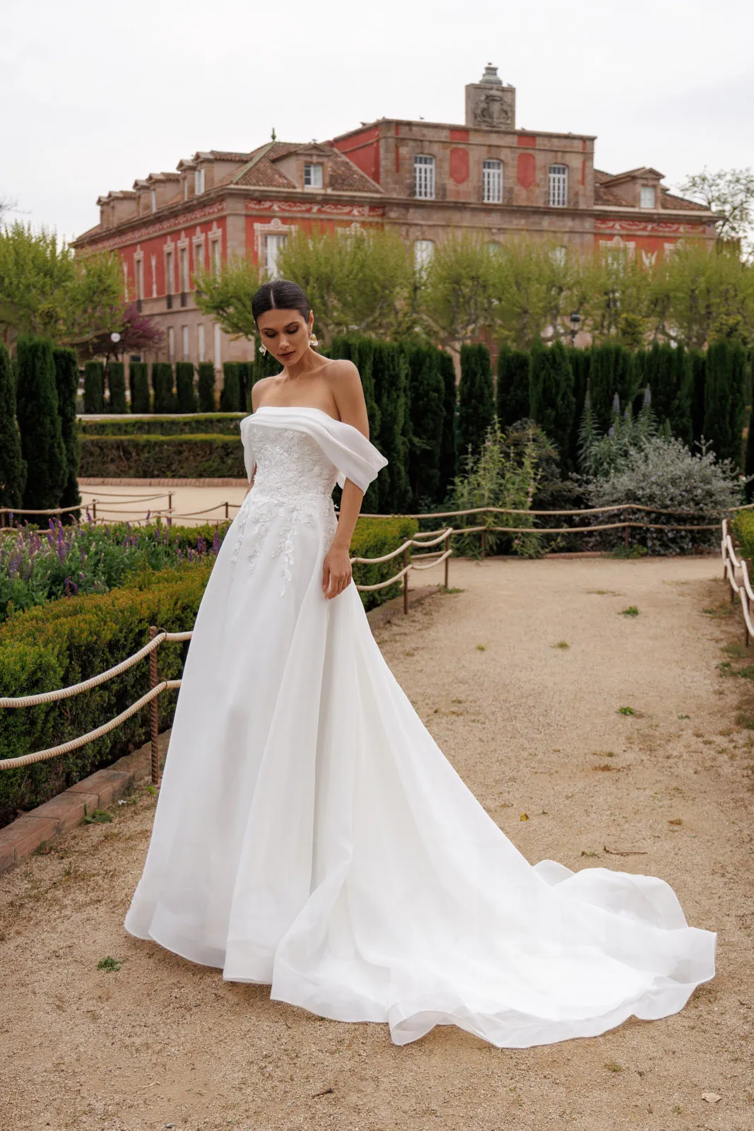 Robe de mariée trapèze en organza à col Bardot drapé et corsage brodé, EB0228 Ellebeline