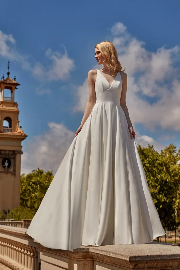 Robe de mariée trapèze en satin épurée à jupe ample