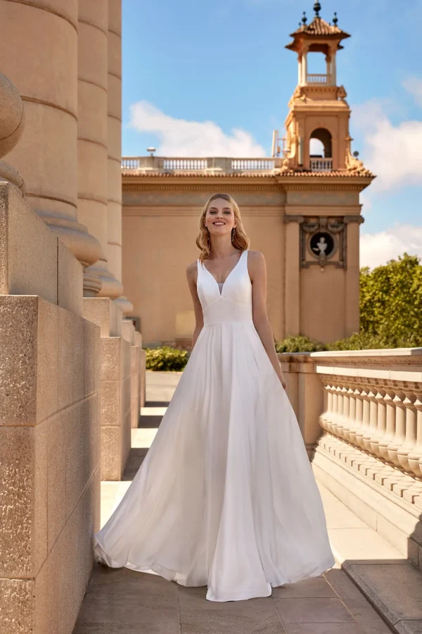 Robe de mariée trapèze en satin à col en V et larges bretelles, EB0152 Ellebeline