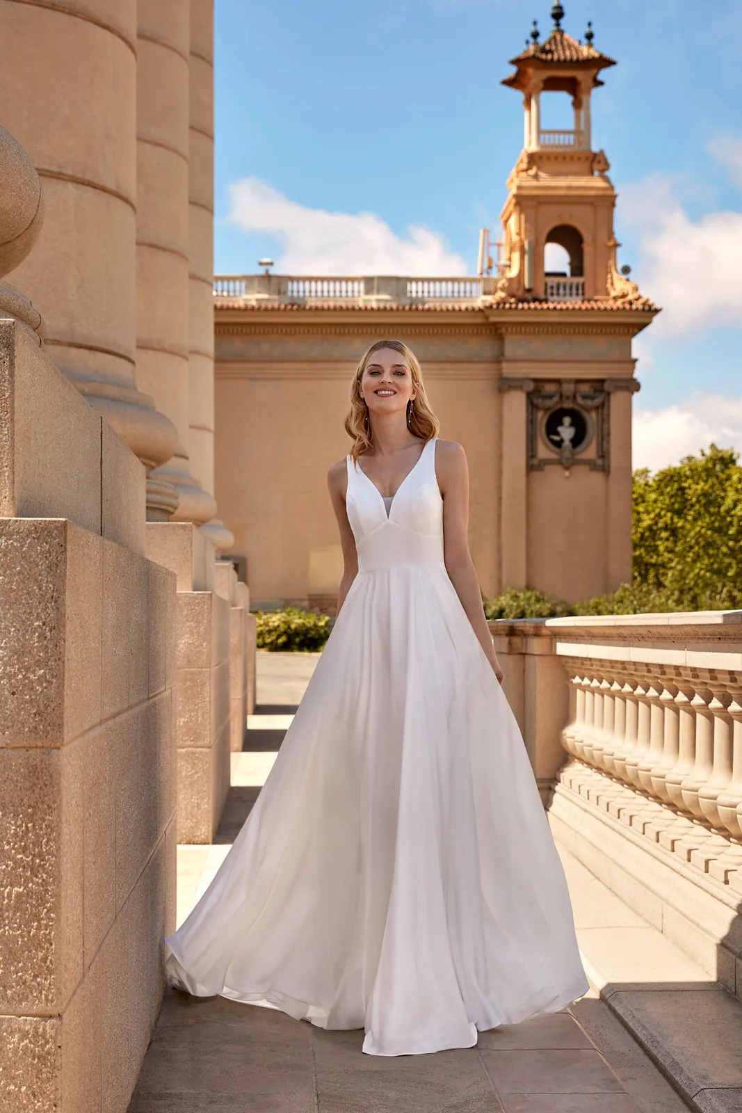 Robe de mariée trapèze en satin à col en V et larges bretelles, EB0152 Ellebeline