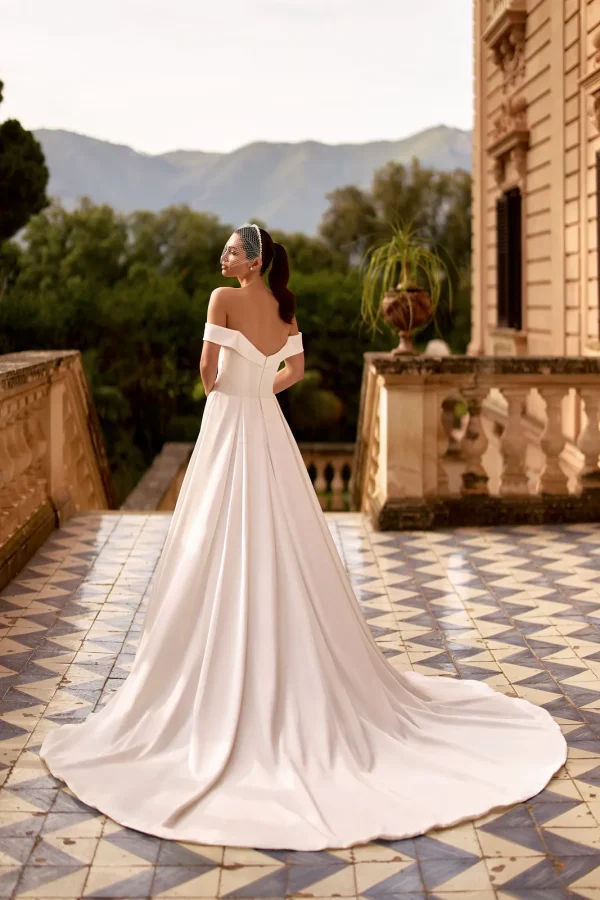 Dos en V et longue traîne d'une robe de mariée trapèze en satin