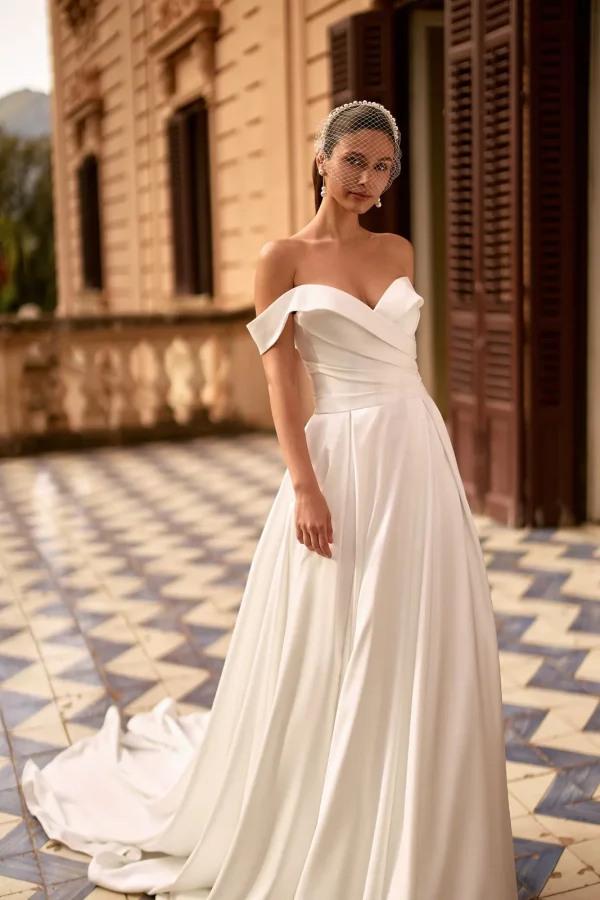 Robe de mariée trapèze en satin à épaules dénudées et jupe fluide