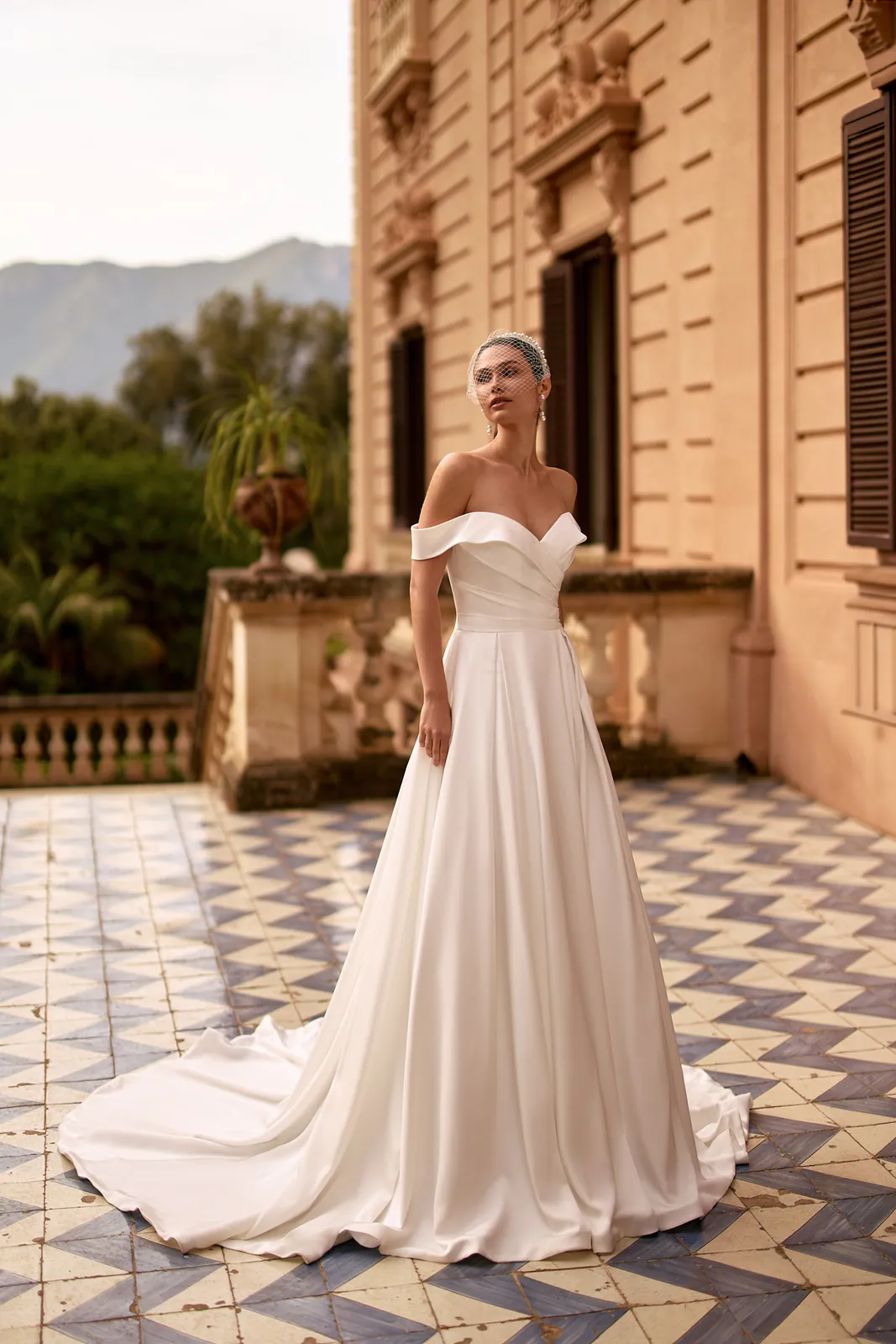 Robe de mariée trapèze en satin à col Bardot drapé et longue traîne, EB0318 Ellebeline