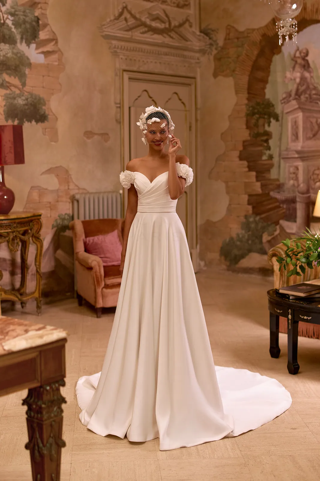 Robe de mariée trapèze en satin à épaules ornées de roses et décolleté cœur, EB0342 Ellebeline