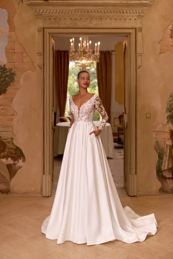 Robe de mariée trapèze en satin à manches longues en dentelle et col en V, EB0352 Ellebeline