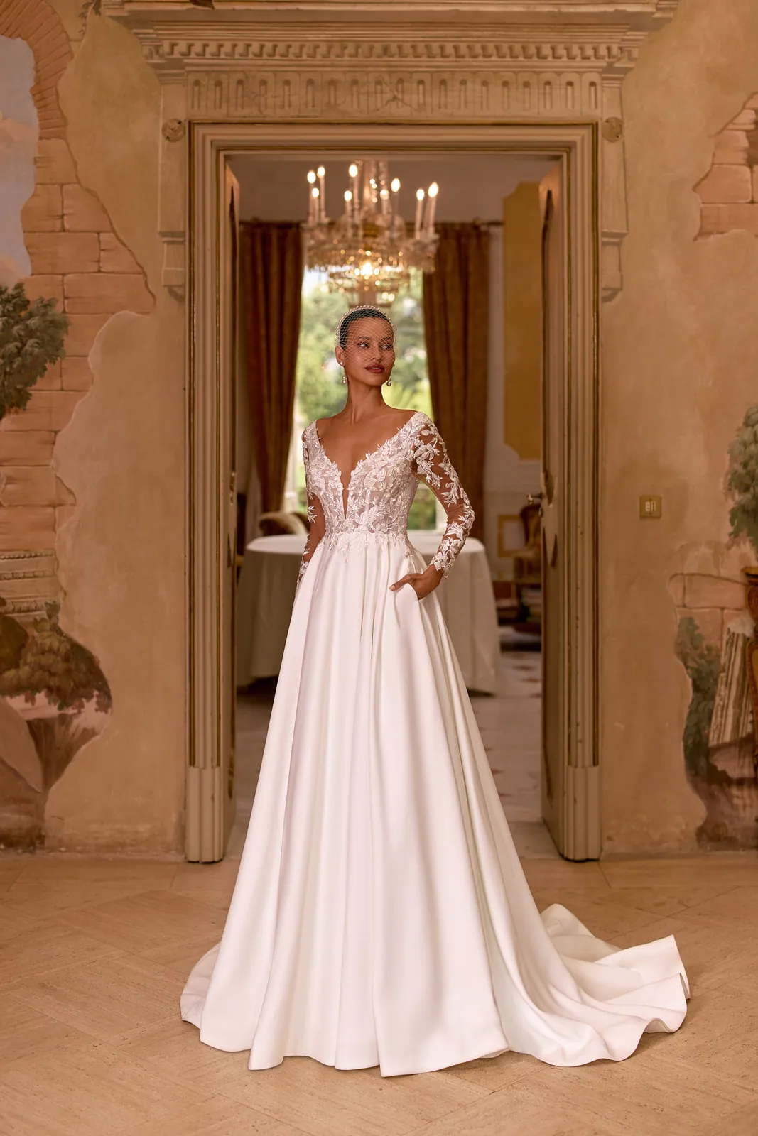 Robe de mariée trapèze en satin à manches longues en dentelle et col en V, EB0352 Ellebeline