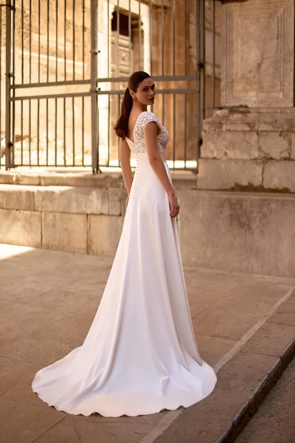 Dos en V et traîne d'une robe de mariée trapèze en satin et guipure