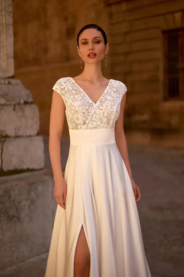 Corsage en guipure florale à col en V et ceinture en satin d'une robe de mariée trapèze