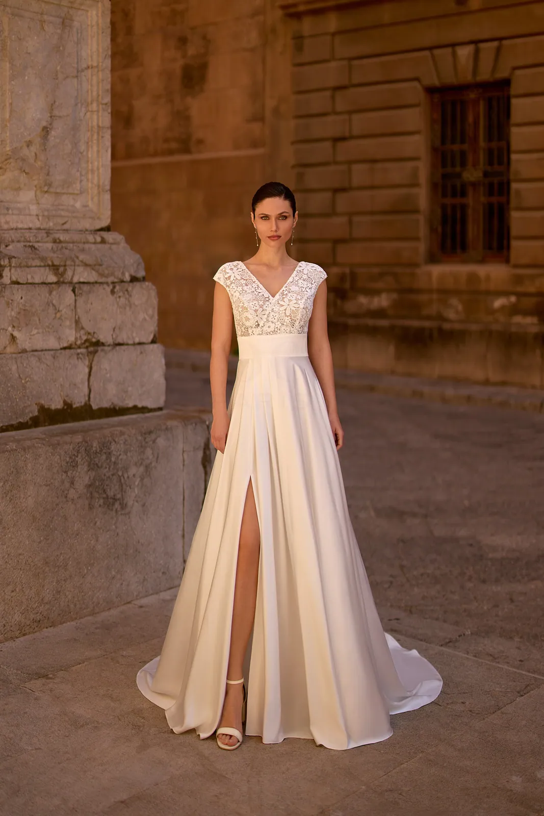 Robe de mariée trapèze en satin à mancherons en guipure et jupe fendue, EB0361 Ellebeline