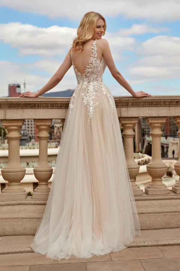 Dos nu en V et jupe en tulle nude d'une robe de mariée trapèze brodée