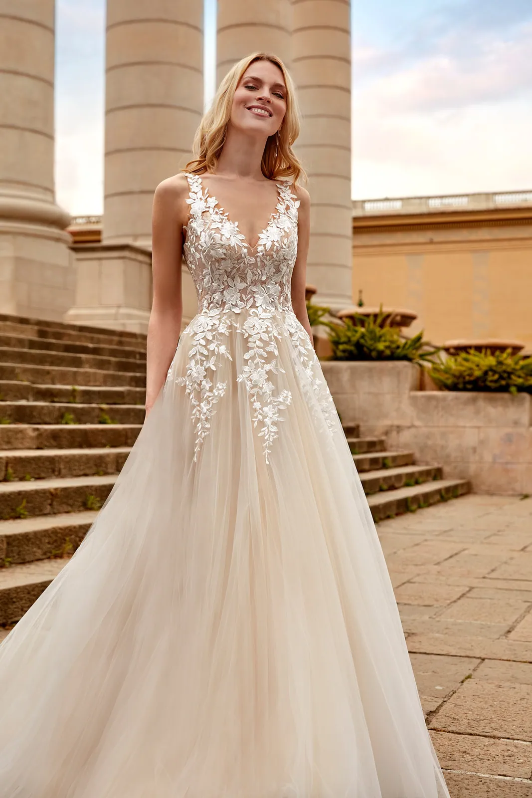 Robe de mariée trapèze en tulle nude à feuillage brodé et col en V, EB0159 Ellebeline