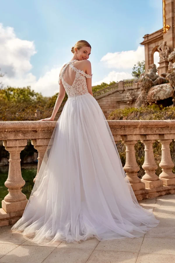 Dos ajouré en dentelle et jupe en tulle d'une robe de mariée trapèze
