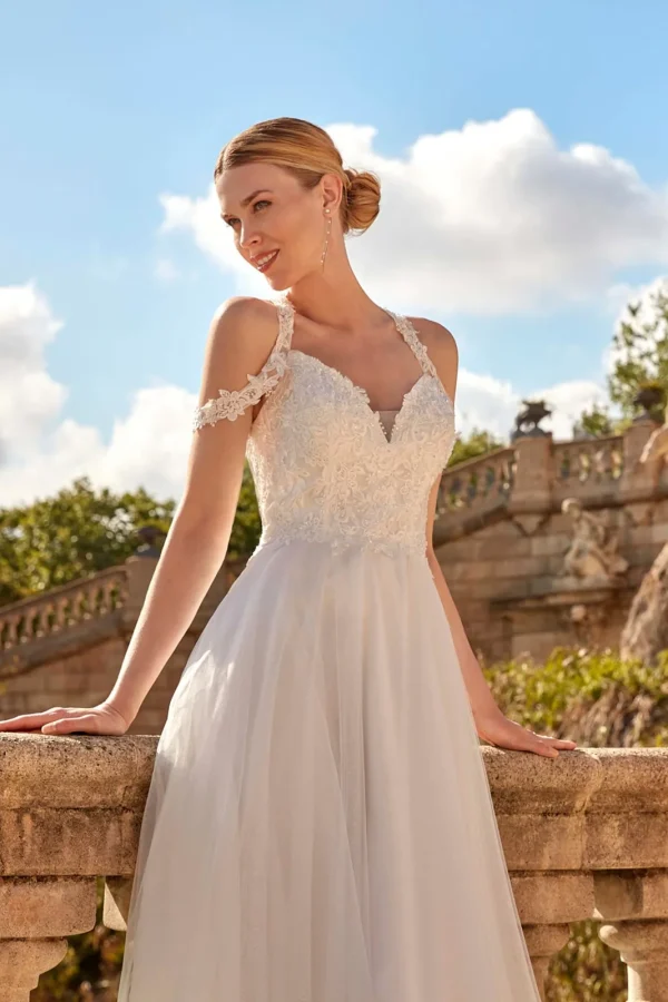 Décolleté cœur et bretelles doubles en dentelle d'une robe de mariée trapèze
