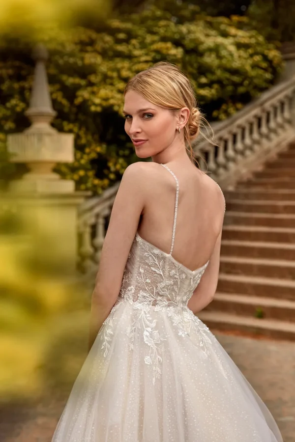 Dos nu à fines bretelles perlées d'une robe de mariée trapèze en tulle