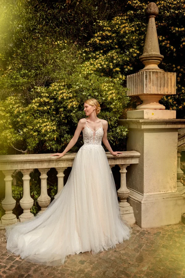 Robe de mariée trapèze en tulle scintillant à corsage brodé et traîne
