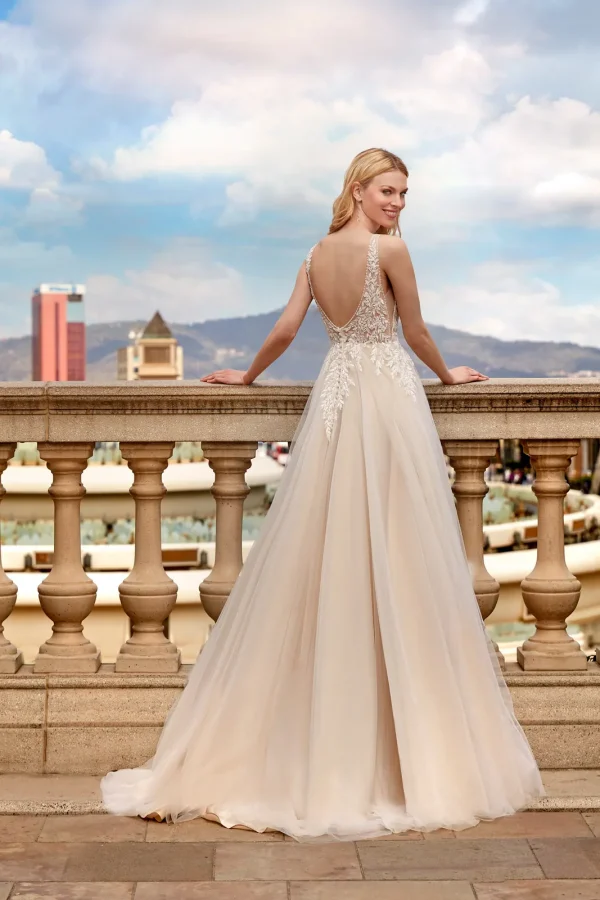 Dos nu en V et jupe en tulle d'une robe de mariée trapèze nude