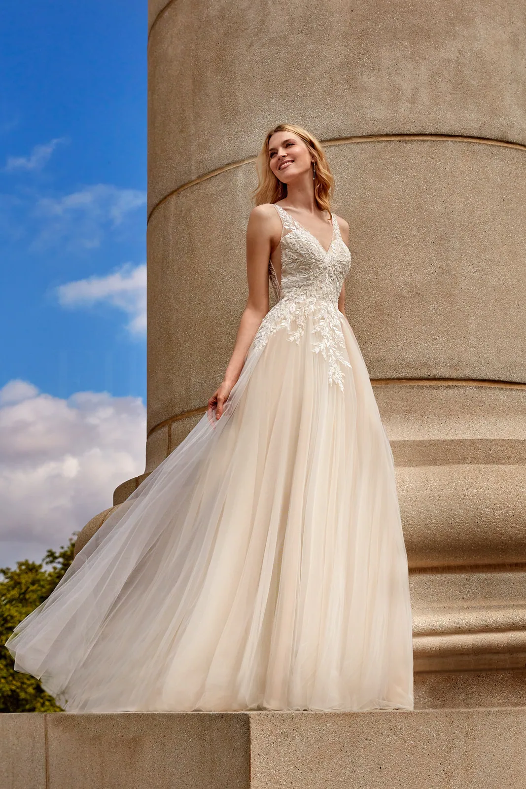 Robe de mariée trapèze en tulle nude à col en V et feuillage brodé, EB0167 Ellebeline