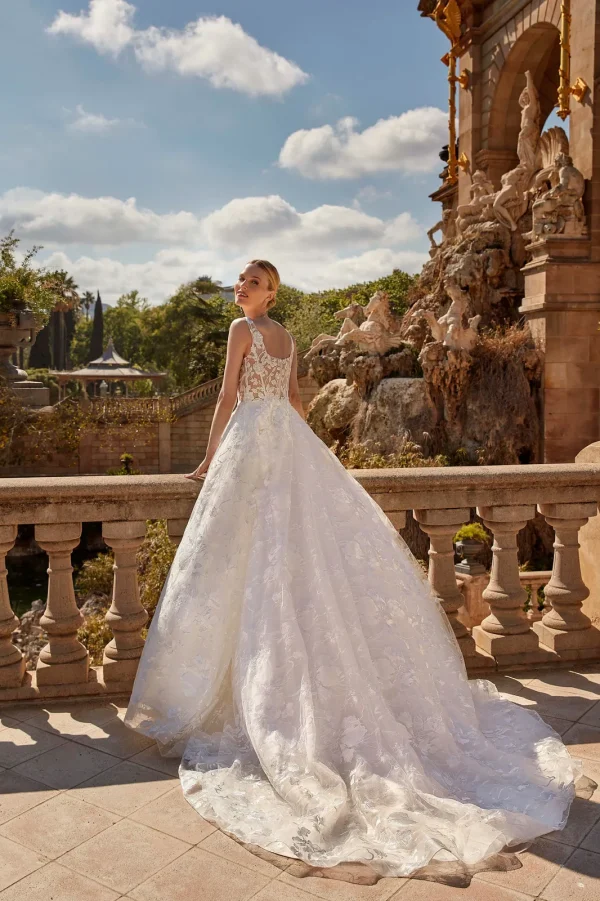 Longue traîne en dentelle florale d'une robe de mariée trapèze