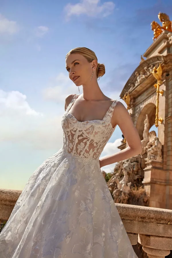 Corset transparent à encolure cœur d'une robe de mariée trapèze en dentelle