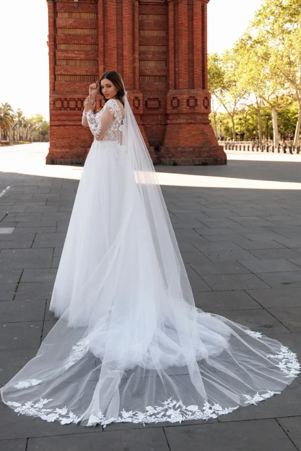 Voile long 003 bordé de dentelle sur une robe de mariée trapèze en tulle