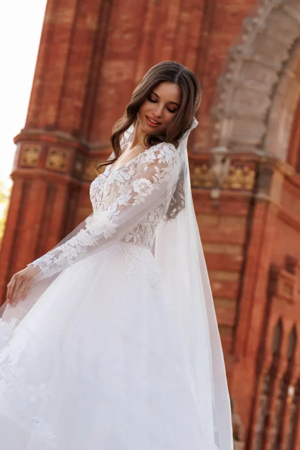 Voile 003 et manches longues en dentelle d'une robe de mariée trapèze