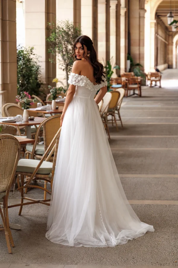 Épaules dénudées à fleurs 3D et jupe en tulle d'une robe de mariée trapèze