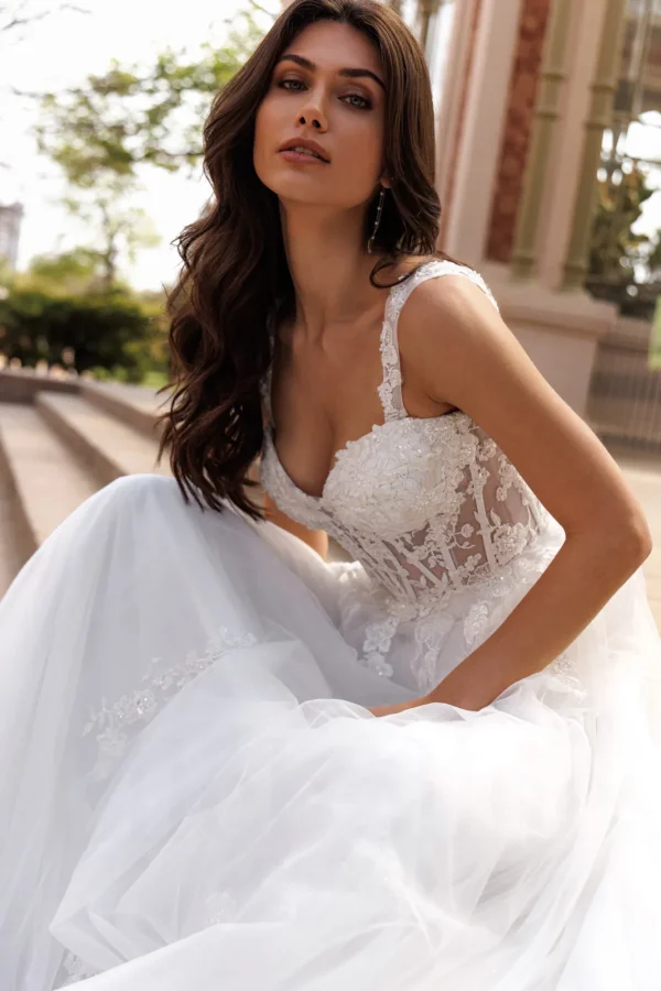 Bustier corset transparent et décolleté cœur d'une robe de mariée trapèze en tulle