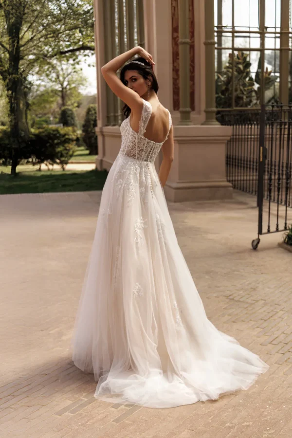 Traîne en tulle brodé d'une robe de mariée trapèze nude, vue de dos
