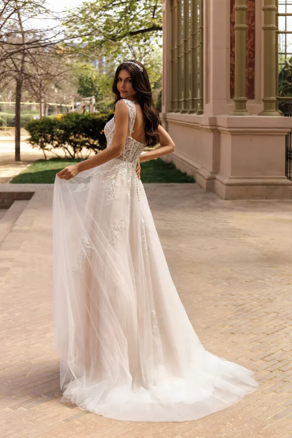 Dos boutonné et traîne d'une robe de mariée trapèze en tulle nude