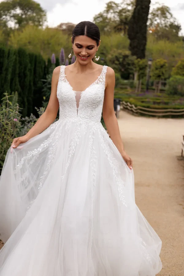 Corsage brodé à col en V plongeant d'une robe de mariée trapèze en tulle et dentelle