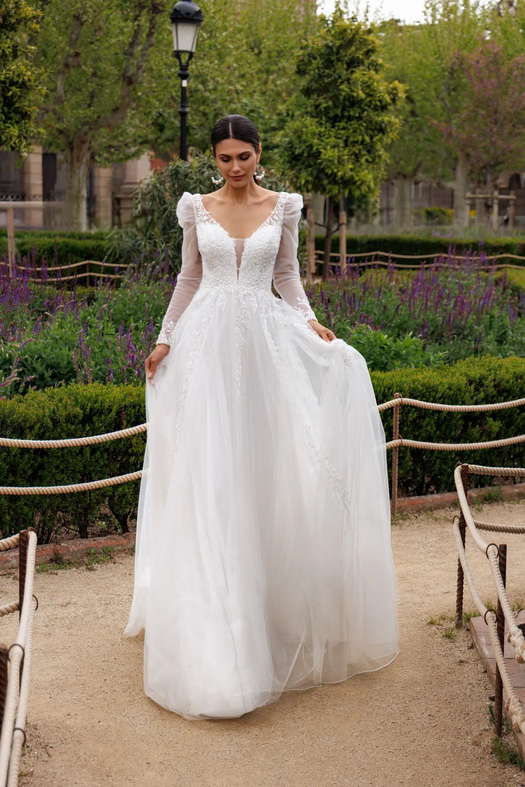 Robe de mariée trapèze en tulle à manches longues bouffantes et col en V, EB0223 Ellebeline
