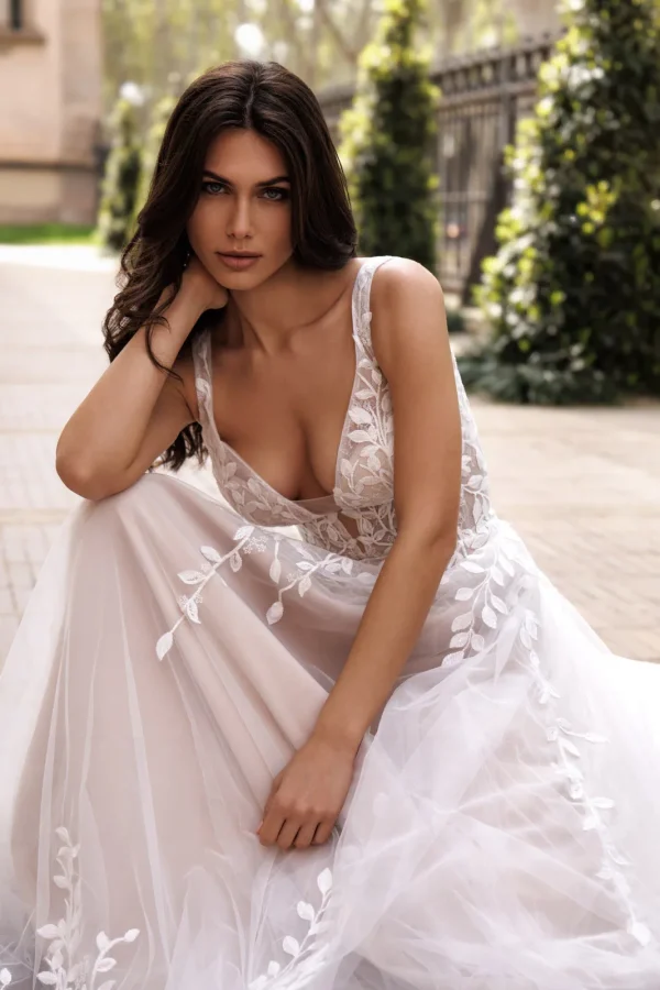Décolleté en V plongeant et feuillage brodé d'une robe de mariée trapèze nude