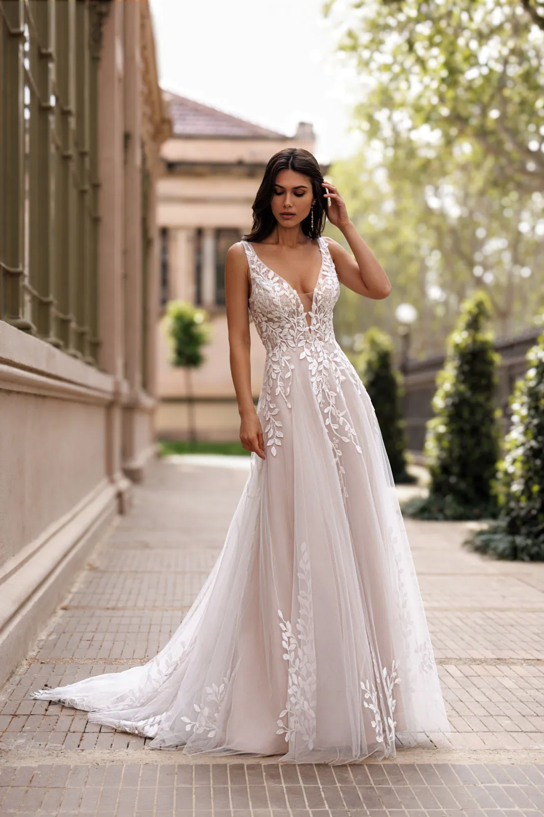 Robe de mariée trapèze en tulle nude à col en V et dentelle feuillage, EB0227 Ellebeline