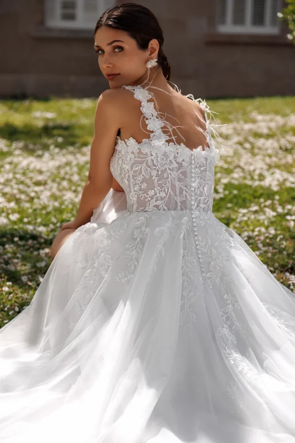 Dos boutonné et bretelles à plumes d'une robe de mariée trapèze en tulle